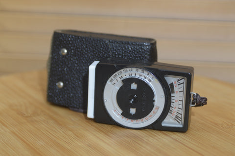 Fantastic Leningrad 8 light meter with case. Perfect for tricky light situations