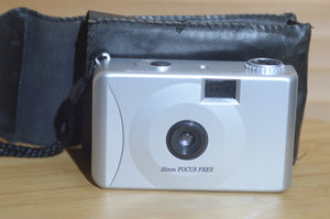 Silver 35mm Point and Shoot Camera with Case. Great for beginners or travelling Photography.