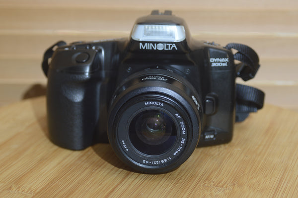 Vintage Minolta Dynax 300si 35mm Camera with 35-70mm f3.5-4.5 Lens and Strap.