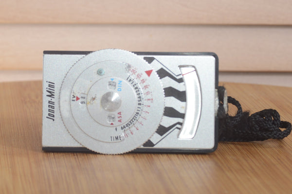 Jonan-Mini Exposure Meter with a few age related marks. Perfect for tricky light situations