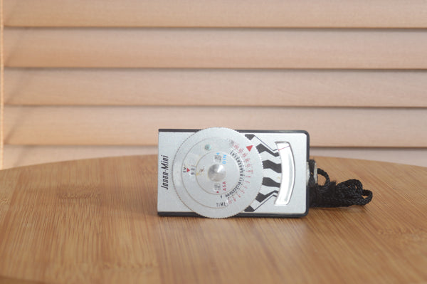 Jonan-Mini Exposure Meter with a few age related marks. Perfect for tricky light situations