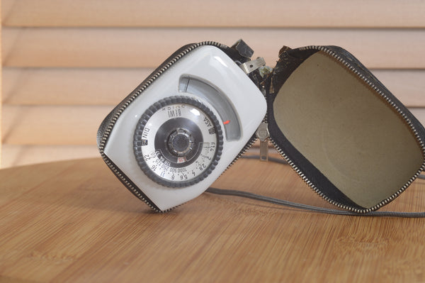 Lovely Vintage Bewi light meter with case. A lovely vintage addition to any photographers kit. Perfect for tricky light situations (Copy)