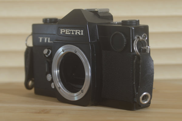 Vintage Black Petri TTL SLR (Body Only) M42 lens mount. Open your world to the fantastic Pentax M42 lenses The perfect camera for beginners - RewindCameras quality vintage cameras, fully test