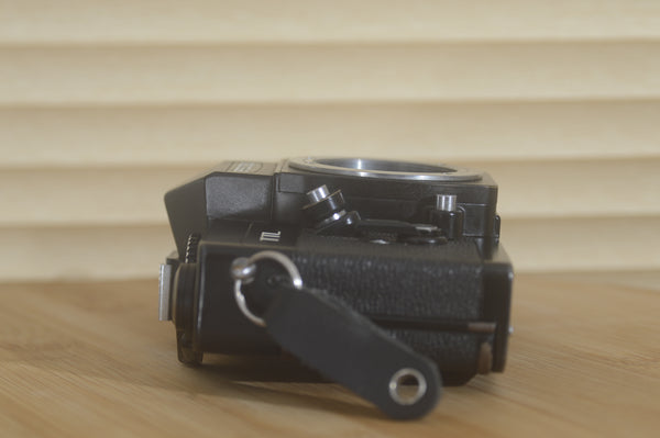Vintage Black Petri TTL SLR (Body Only) M42 lens mount. Open your world to the fantastic Pentax M42 lenses The perfect camera for beginners - RewindCameras quality vintage cameras, fully test